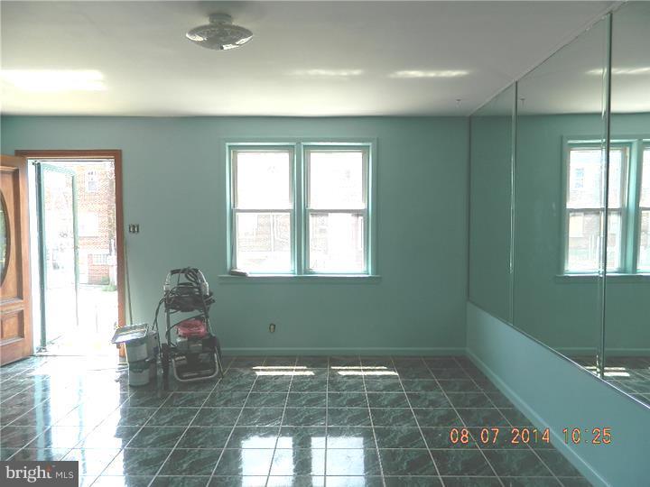 1071 South Merrimac Road Camden, NJ 08104 - Photo 8 of 21 Living Room