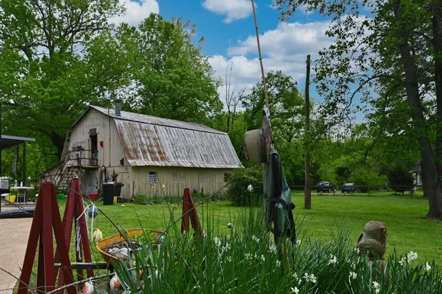 a view of a house with backyard and garden