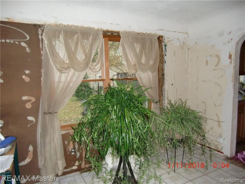 24150 Middlebelt Road New Boston, MI 48164 - Photo 5 of 14 CIMG4106.JPG
