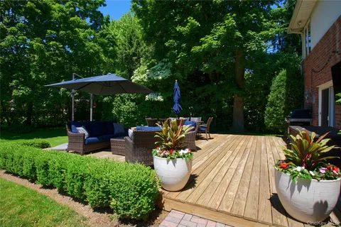 $1,899,000 | 16 Cherrywood Lane, Port Washington, NY 11050
