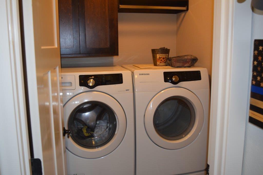 906 Win Way Eagle Point, OR 97524 - Photo 25 of 33 a utility room with dryer and washer