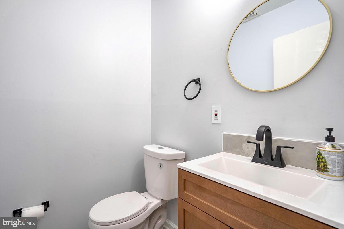 14004 Pond View Road Silver Spring, MD 20905 - Photo 20 of 33 Hall Bath