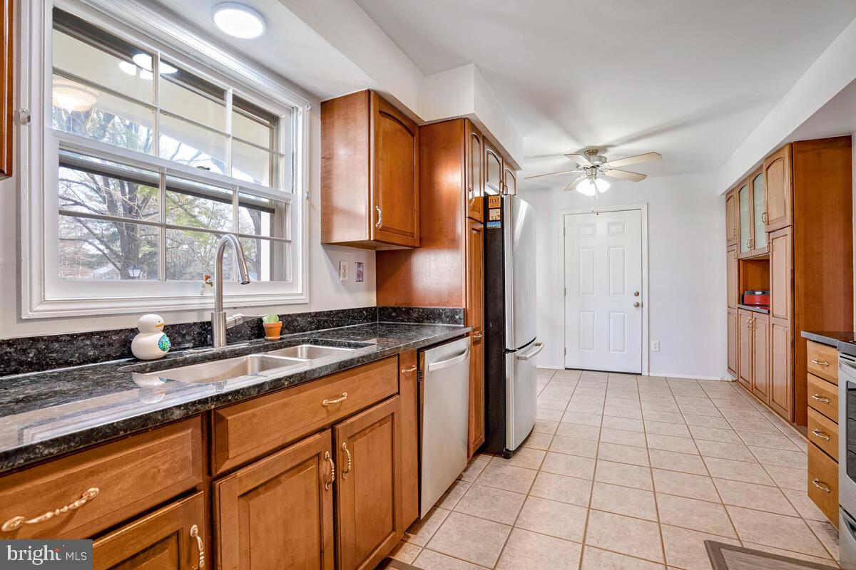 14004 Pond View Road Silver Spring, MD 20905 - Photo 10 of 33 Kitchen