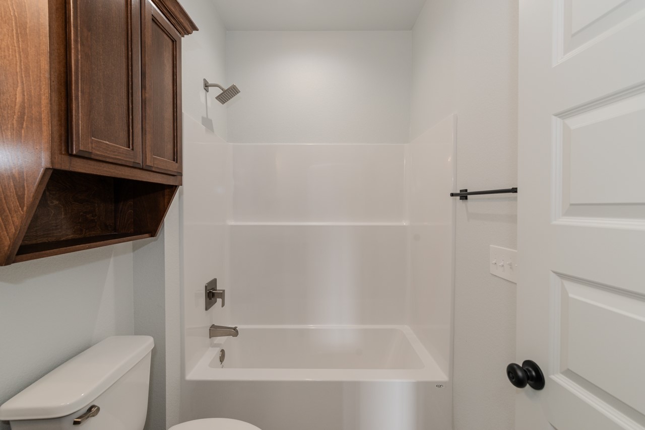 7820 Tolivar Road Beaumont, TX 77713 - Photo 11 of 47 a bathroom with a bathtub and a toilet