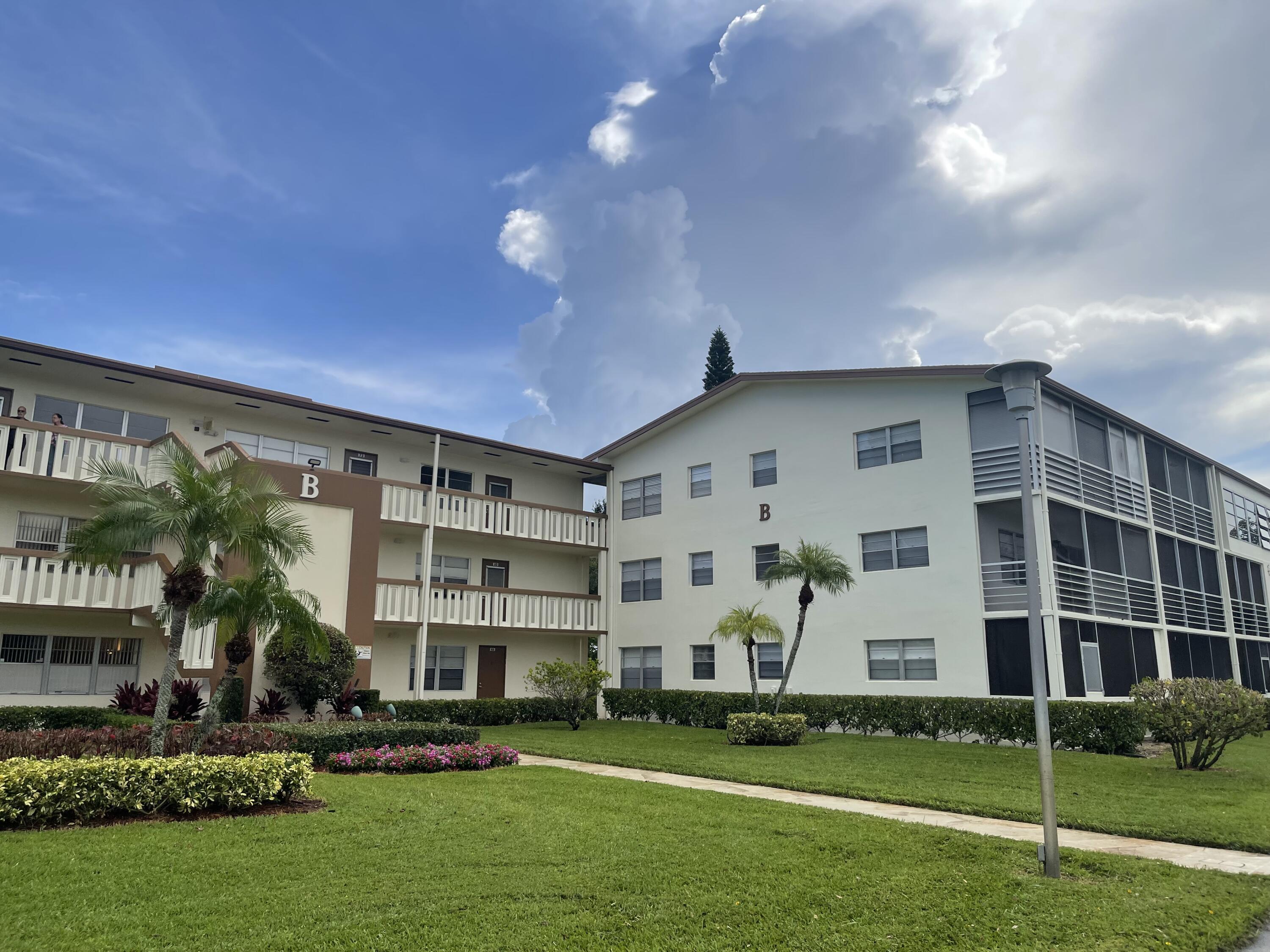 49 Mansfield B Boca Raton, FL 33434 - Photo 24 of 31 a front view of building with yard