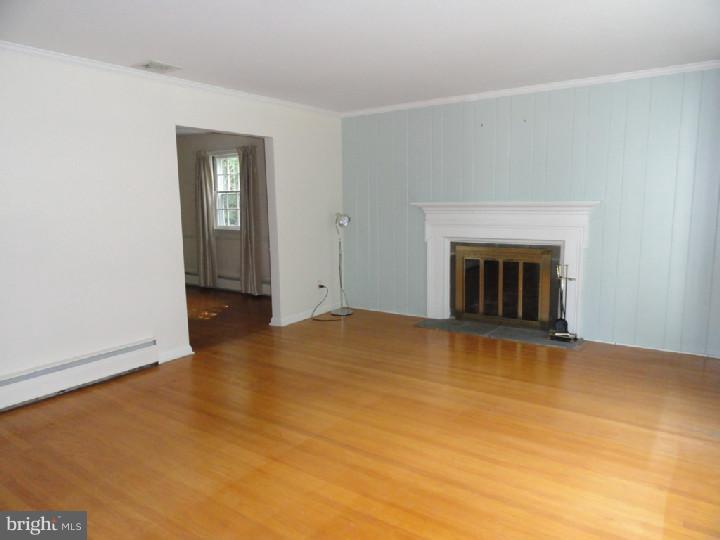 536 Upper Weadley Road Wayne, PA 19087 - Photo 3 of 13 Living Room