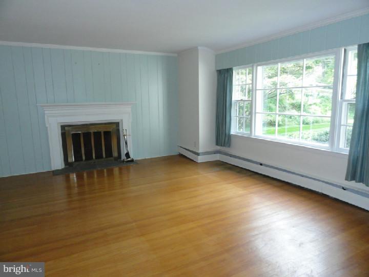 536 Upper Weadley Road Wayne, PA 19087 - Photo 4 of 13 Living Room