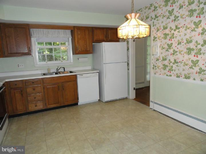 536 Upper Weadley Road Wayne, PA 19087 - Photo 6 of 13 Kitchen