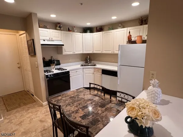 $415,000 | 6 Buchanon Court, West Orange, NJ 07052