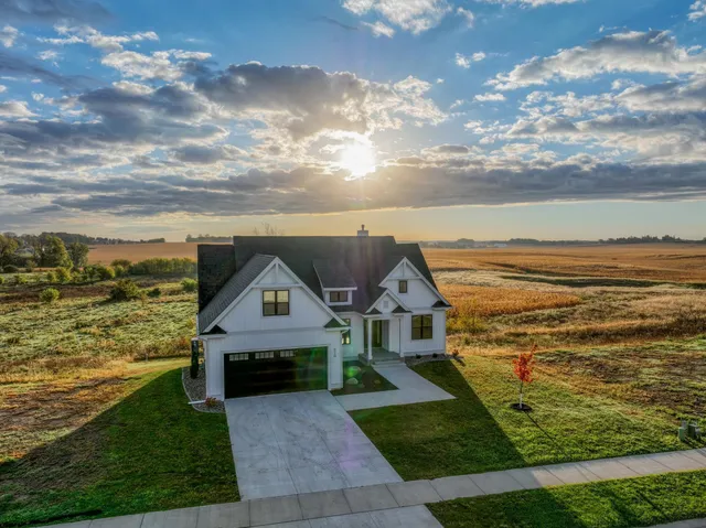 $575,000 | 610 Field Point Street, Roberts, WI 54023