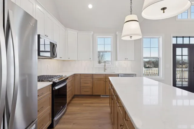 $575,000 | 610 Field Point Street, Roberts, WI 54023