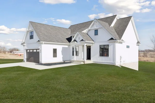 $575,000 | 610 Field Point Street, Roberts, WI 54023