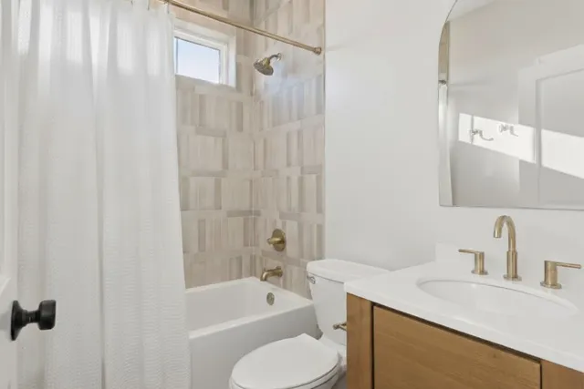 $575,000 | 610 Field Point Street, Roberts, WI 54023