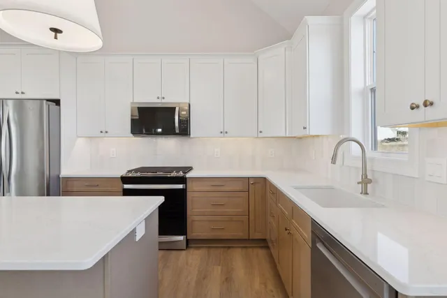 $575,000 | 610 Field Point Street, Roberts, WI 54023