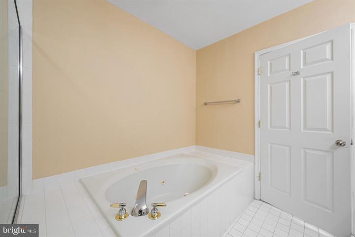 100 Harborview Drive, Unit 212 Baltimore, MD 21230 - Photo 15 of 29 a bathroom with a bathtub