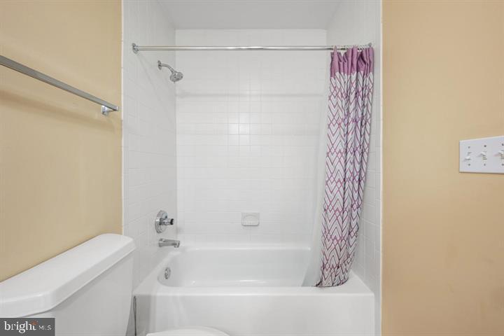 100 Harborview Drive, Unit 212 Baltimore, MD 21230 - Photo 20 of 29 a bathroom with a bathtub and shower