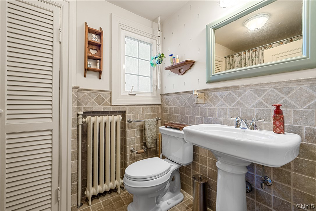 60 Paris Road New Hartford, NY 13413 - Photo 23 of 40 Upstairs Bathroom