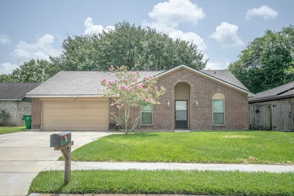 $204,900 | 3 Lazybrook Street, Angleton, TX 77515