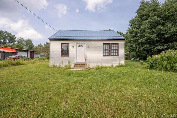 $177,000 | 9754 Southwestern Boulevard, Evans, NY 14006