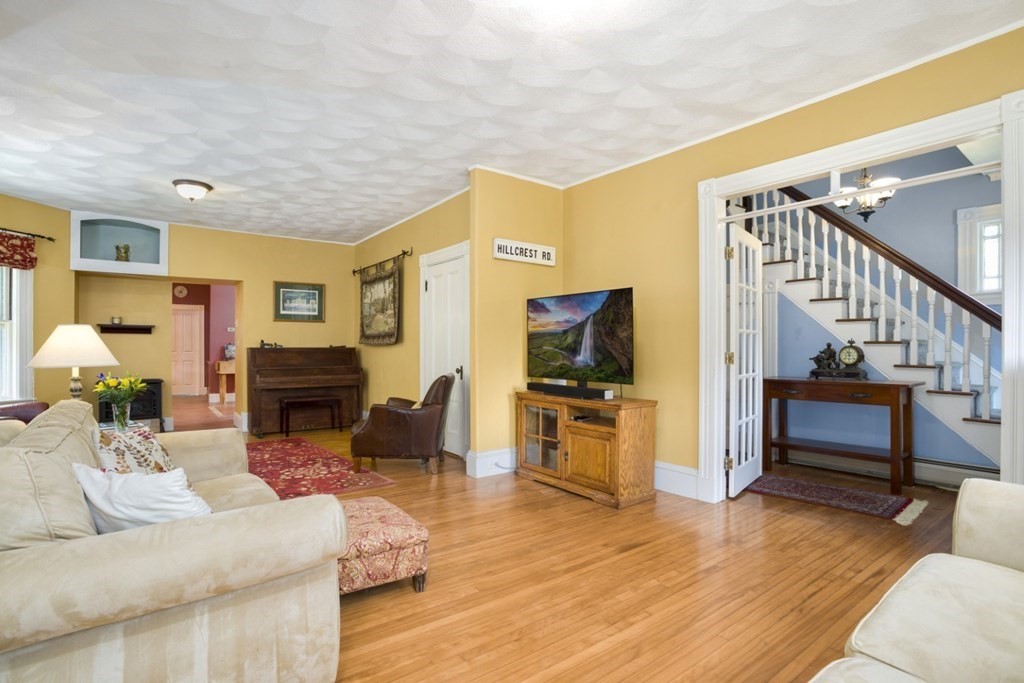 27 Hillcrest Road Reading, MA 01867 - Photo 8 of 39 Gallery Image 8