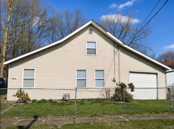 a view of a house with backyard