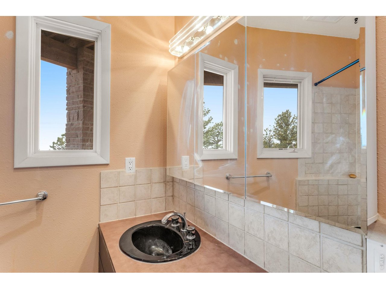 3001 Eagle Ridge Road Lyons, CO 80540 - Photo 37 of 50 a bathroom with a sink a large mirror and a bathtub
