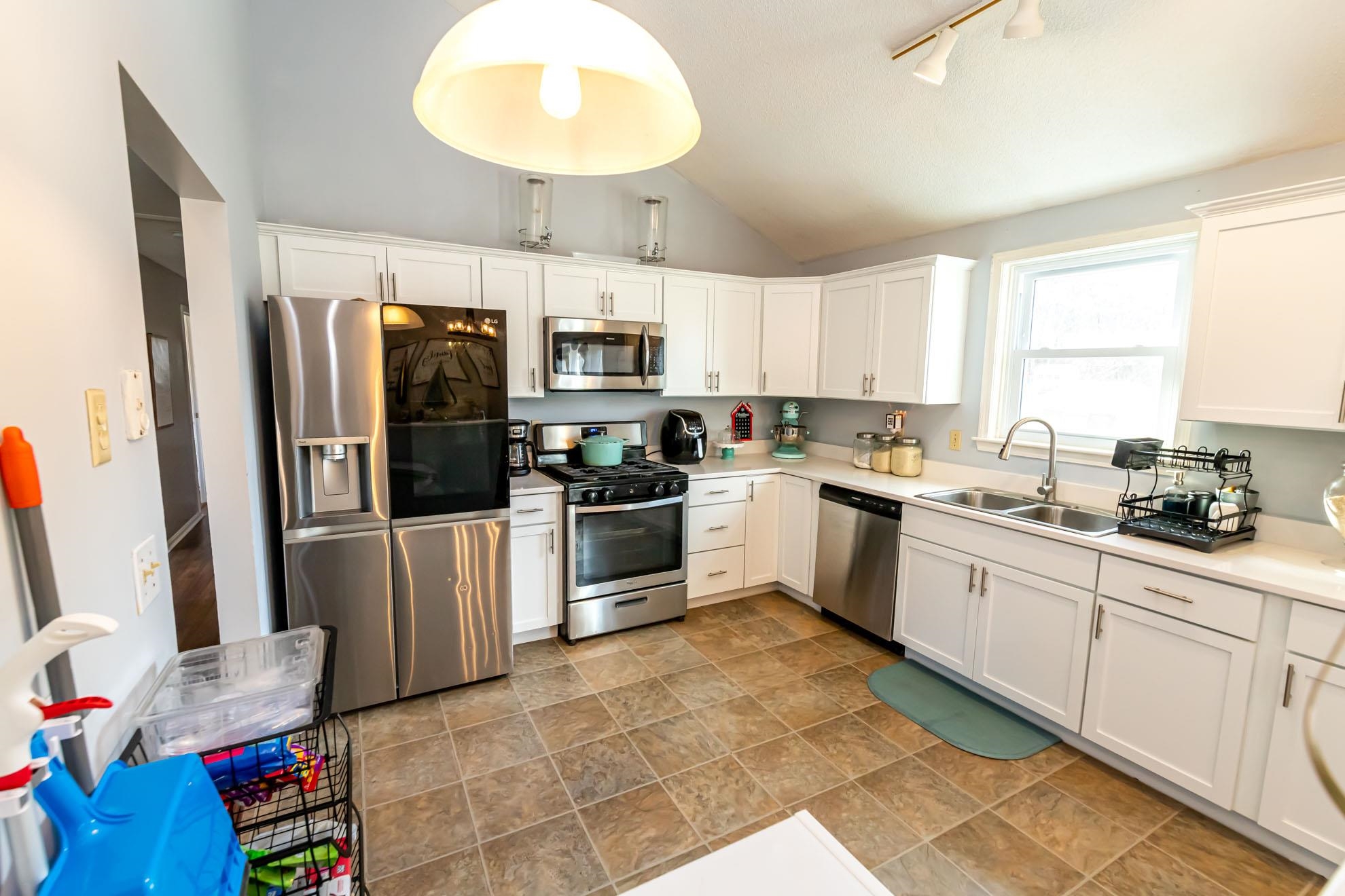 11 Rangers Drive, Unit B Hudson, NH 03051 - Photo 3 of 36 Gallery Image 3