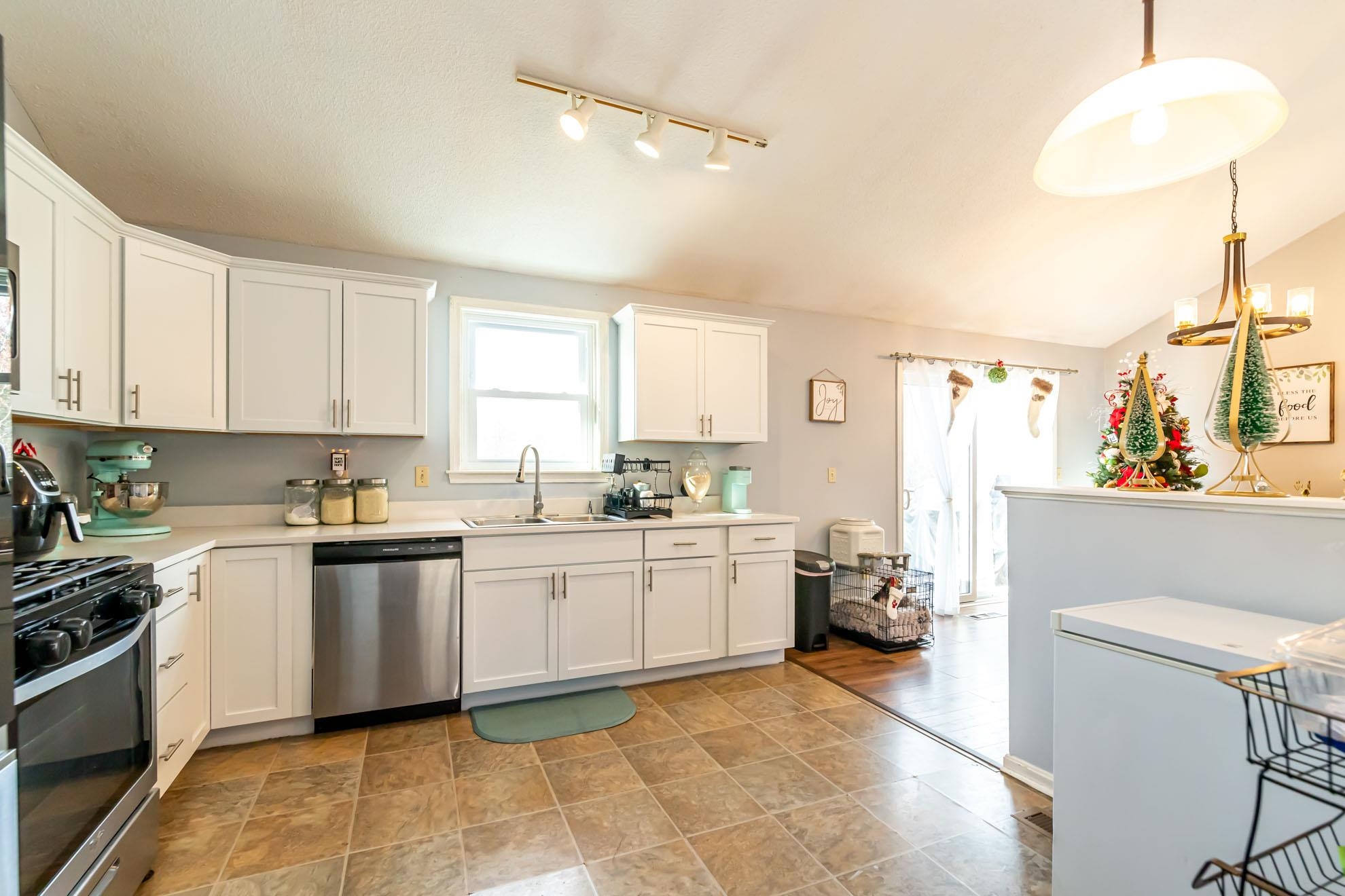 11 Rangers Drive, Unit B Hudson, NH 03051 - Photo 5 of 36 Gallery Image 5