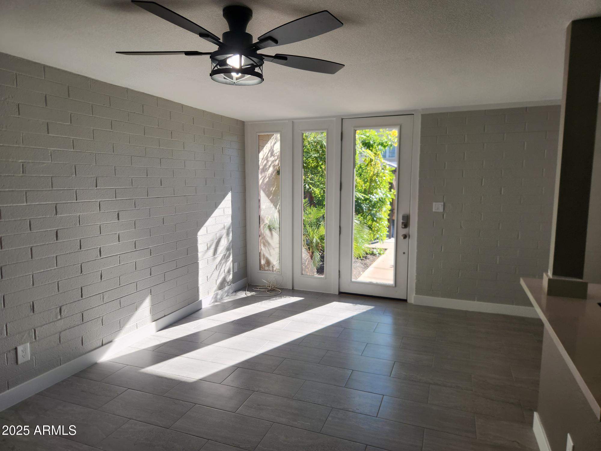 4419 North 27th Street, Unit 2 Phoenix, AZ 85016 - Photo 10 of 38 Living room area