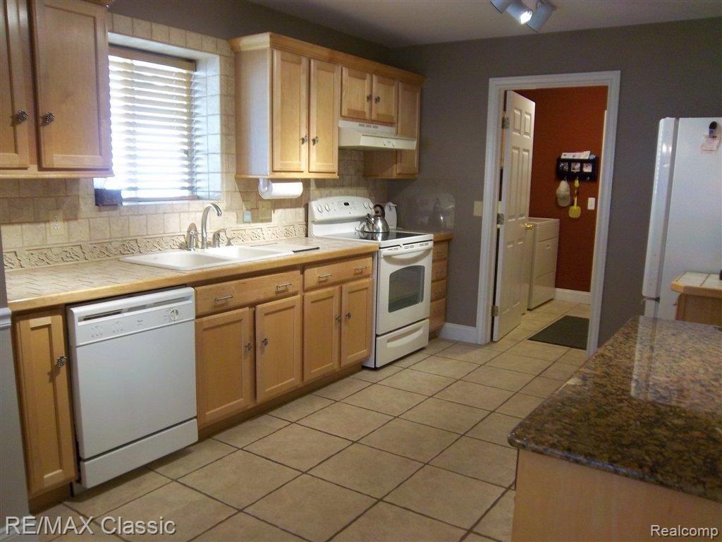 577 Snowfall Court, Unit 48 Howell, MI 48843 - Photo 4 of 24 Kitchen.JPG
