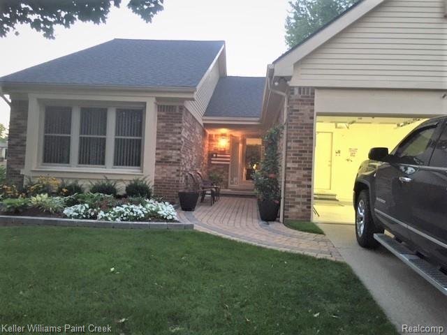 1652 Hillside Lane Rochester Hills, MI 48307 - Photo 1 of 32