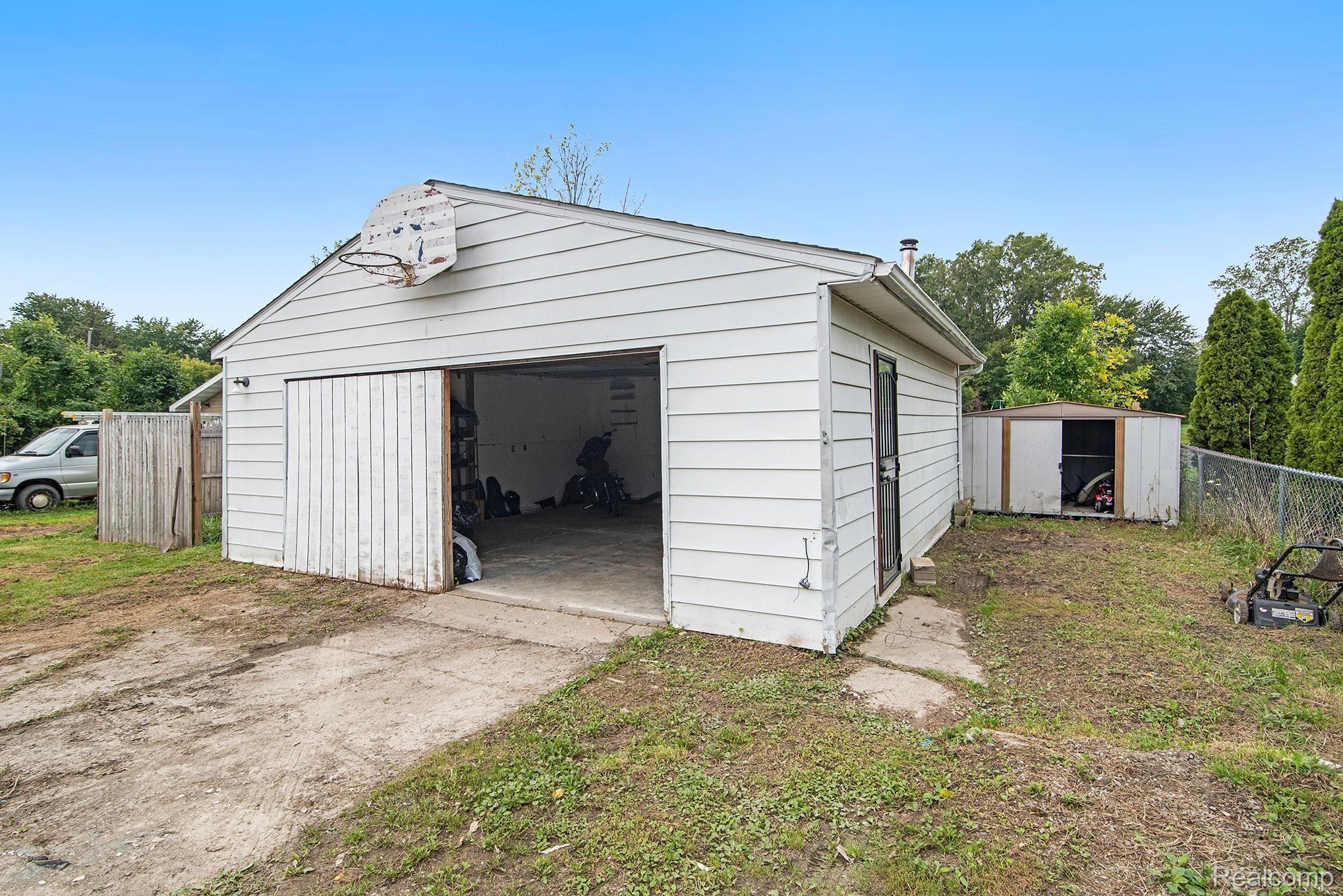 2042 Belsay Road Burton, MI 48519 - Photo 13 of 17 DSC_6071.jpg