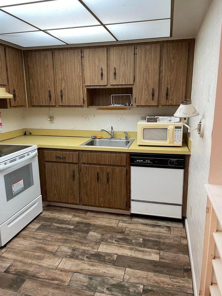 950 South Kanner Highway, Unit D22 Stuart, FL 34994 - Photo 3 of 5 a kitchen with stainless steel appliances granite countertop a stove a sink and a refrigerator