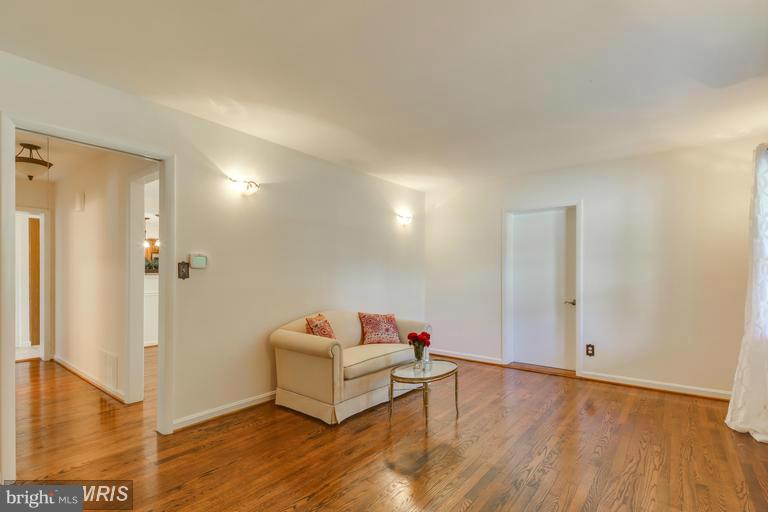 1029 St Michaels Road Mount Airy, MD 21771 - Photo 4 of 30 Living Room