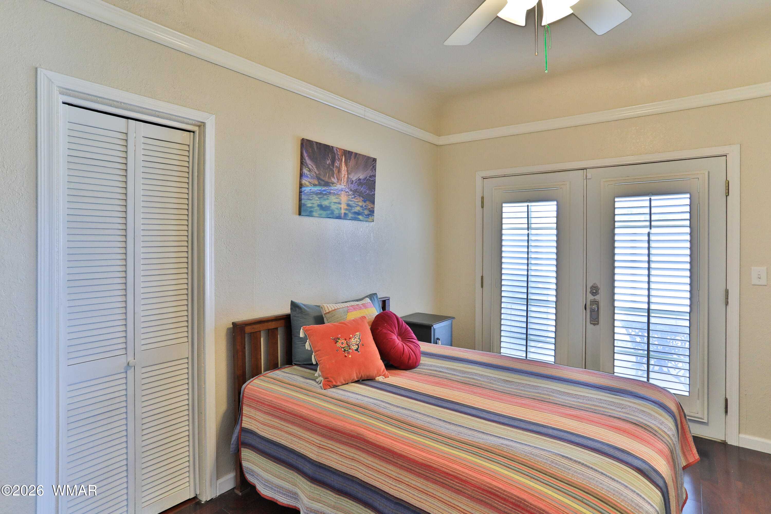 102 Crestview Road Holbrook, AZ 86025 - Photo 28 of 55 a bedroom with a bed and a window