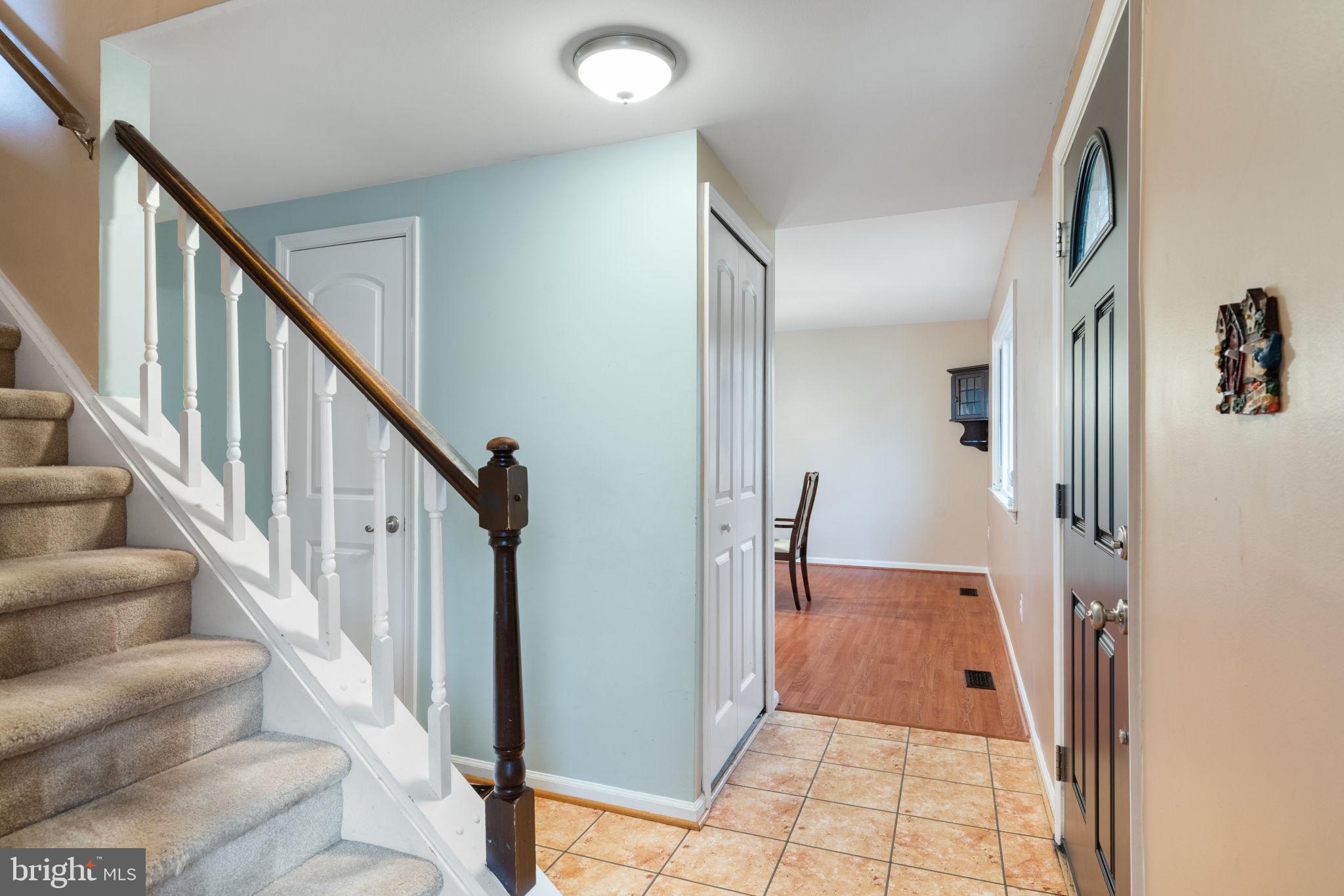4084 Braxton Road Chantilly, VA 20151 - Photo 19 of 46 Foyer