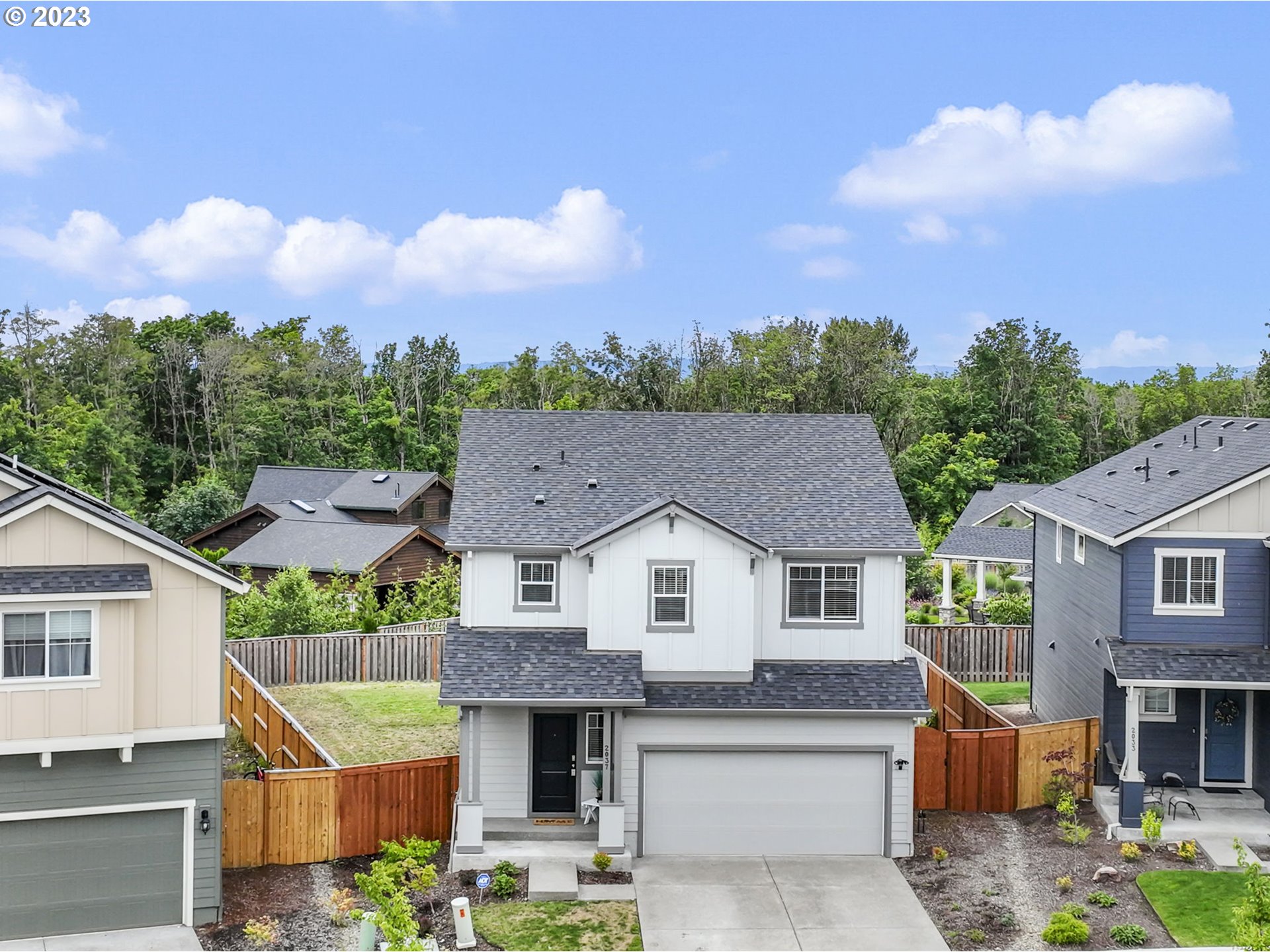 2037 South Meadowlark Dr. Loop Ridgefield, WA 98642 - Photo 3 of 39 a front view of a house with a yard and garage