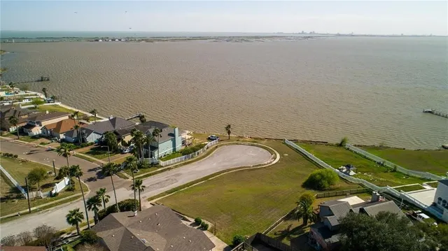 $258,000 | 863 Cliff Drive, Portland, TX 78374