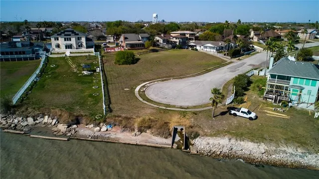 $258,000 | 863 Cliff Drive, Portland, TX 78374