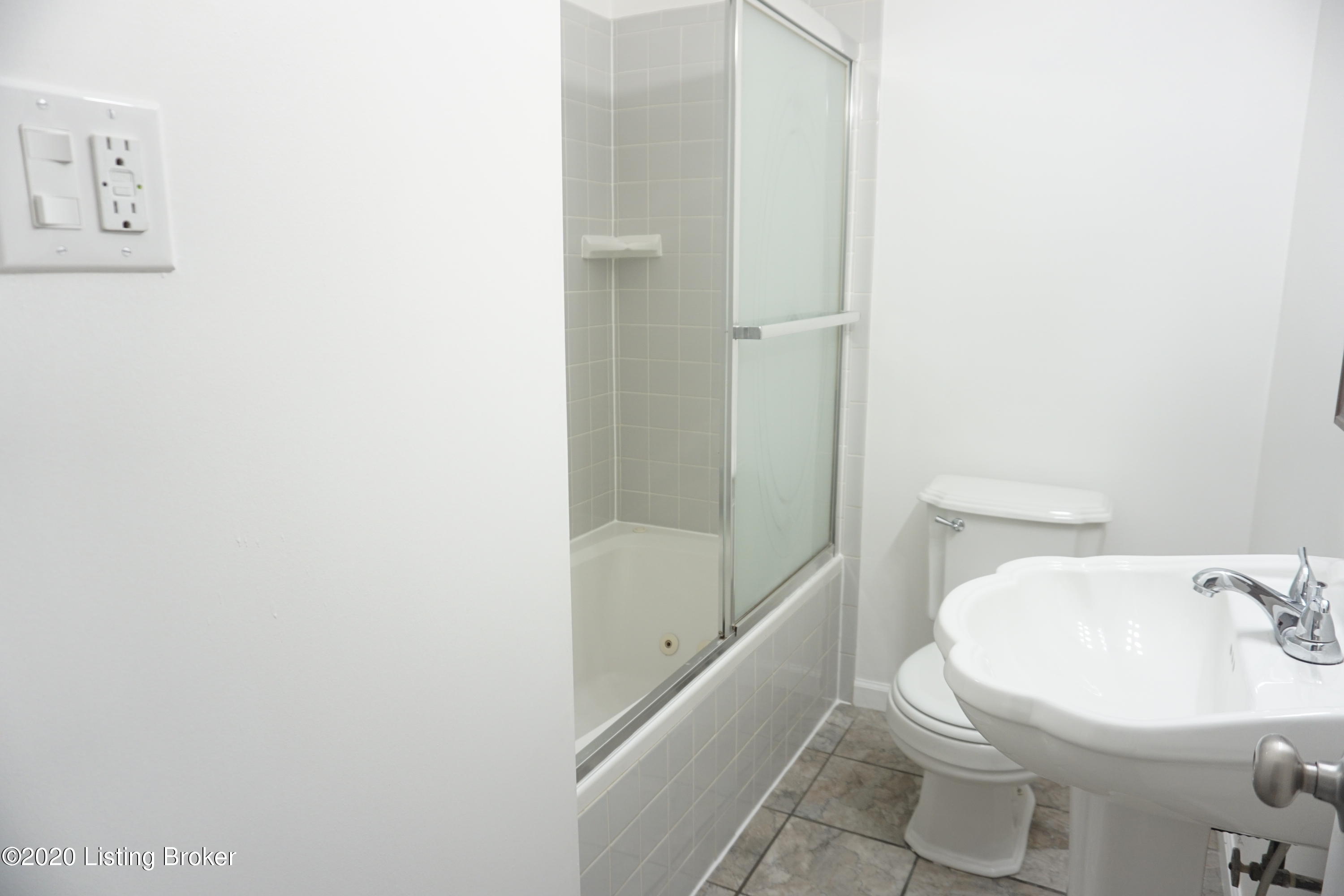 11200 Deering Road Louisville, KY 40272 - Photo 13 of 26 DSC03116