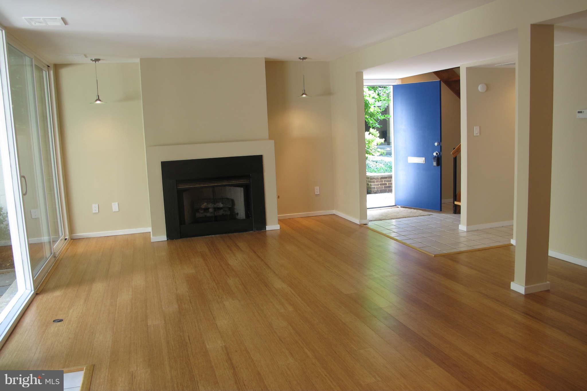 11527 Maple Ridge Road Reston, VA 20190 - Photo 16 of 23 Living Room