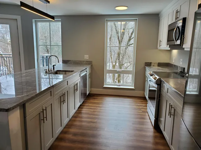 $3,380 | 195 Mechanic Street, Unit 206, Lebanon, NH 03766