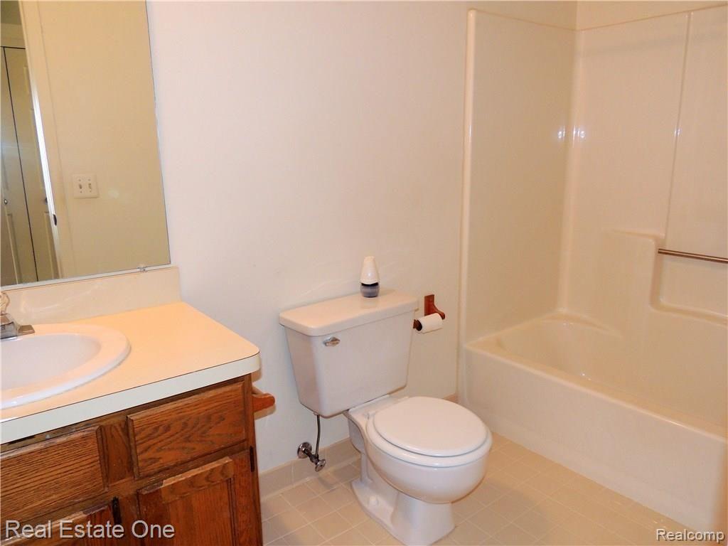 1675 Huntington Park, Unit 2 Rochester Hills, MI 48309 - Photo 14 of 18