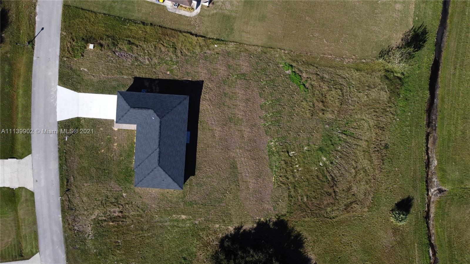 417 Cherry Tree Drive Sebring, FL 33876 - Photo 20 of 39 a bathroom with a shower