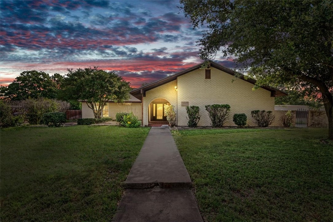 a view of a back yard of the house