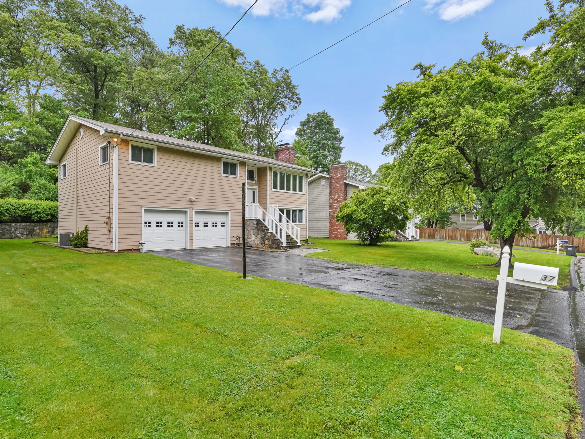 a view of a house with backyard