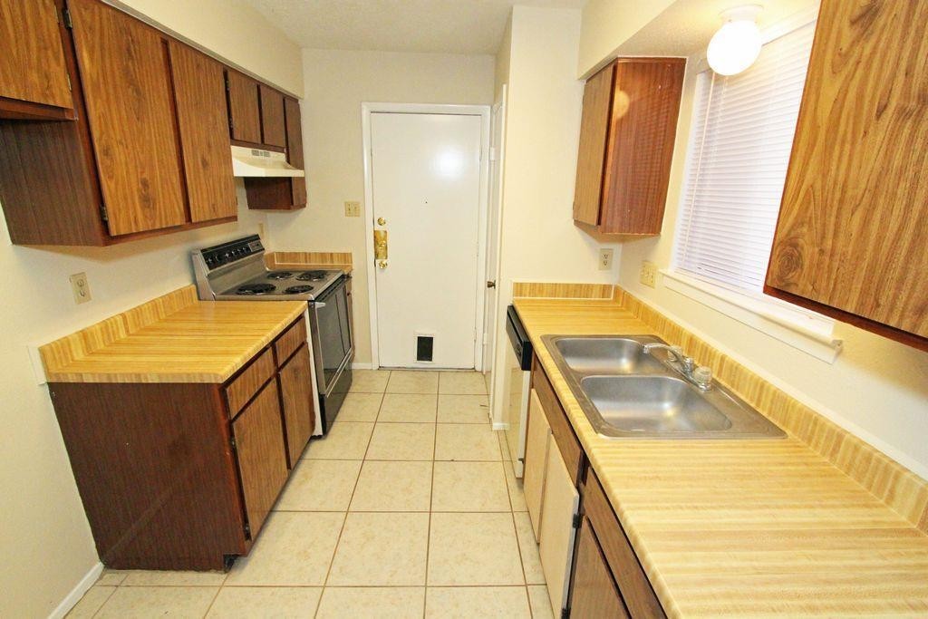 4627 Tealgate Drive Spring, TX 77373 - Photo 4 of 7 a kitchen with a sink a stove and cabinets