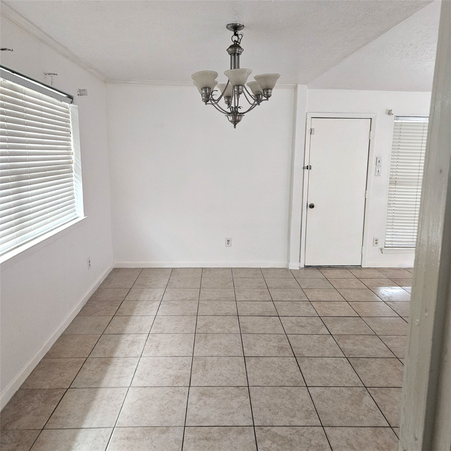 3315 Hombly Road Houston, TX 77066 - Photo 11 of 20 a view of an empty room and window