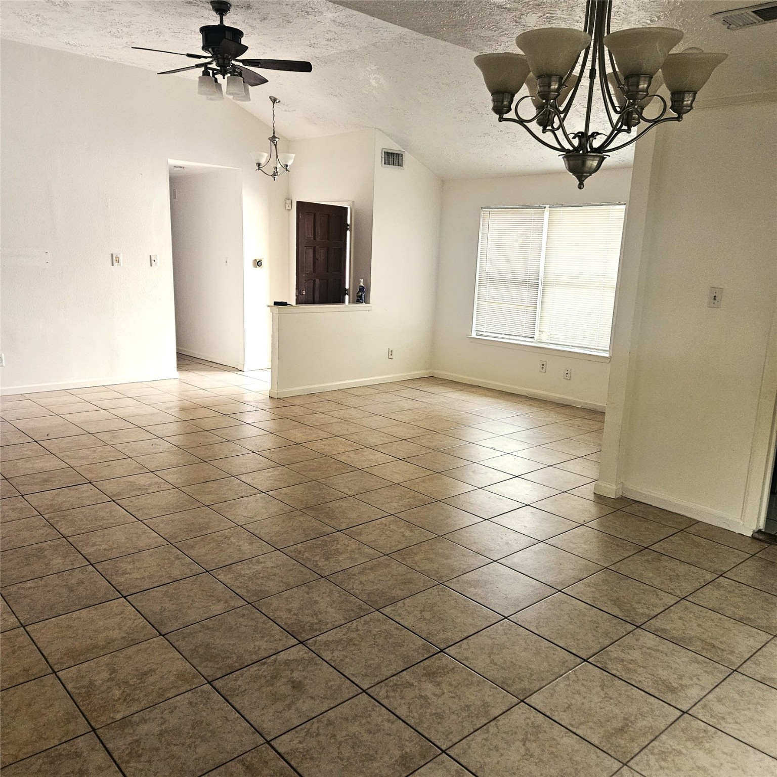3315 Hombly Road Houston, TX 77066 - Photo 7 of 20 an empty room with windows and ceiling fan