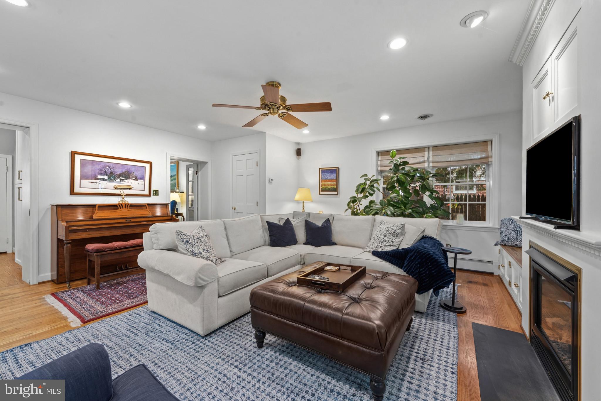 902 Greenleigh Road Baltimore, MD 21212 - Photo 10 of 44 Family room
